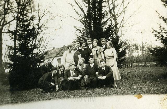 KKE 767.jpg - Od prawej drugi rząd: piąta Łucja Kossarska z kolegami z klasy, Poniewież, 1931 r.